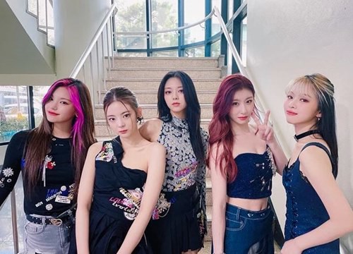 JYP quá đáng lắm rồi: Cho ITZY "chạy show" không kịp ăn tối, Wendy (Red Velvet) có hành động bất ngờ khiến Ryujin lúng túng