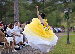 Màn catwalk đáng nhớ của sao Việt: Nam Em đi chân trần tung tăng nhảy múa, Minh Hằng lộn nhào suýt thì "sấp mặt"