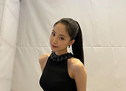 Naeun đáng lẽ đã được 100 điểm vì diện váy siêu tôn dáng thì lại vướng lỗi chọn nội y kém sang