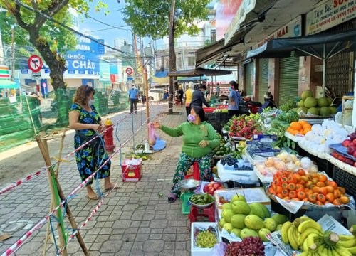 Ngày đầu siêu thị ở Nha Trang mở cửa lại, người dân bỡ ngỡ dùng mã QR