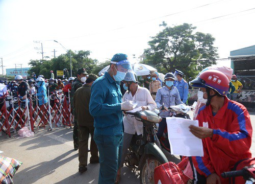 Nhiều tỉnh miền Tây đến cửa ngõ TP.HCM đón dân về