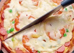 Nhìn qua tưởng pizza đặt mua nhưng đây lại pizza tự làm 100%: Không cần nhào bột hay lò nướng cũng làm được!