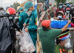 Phát cơm, nước cho người về miền Tây