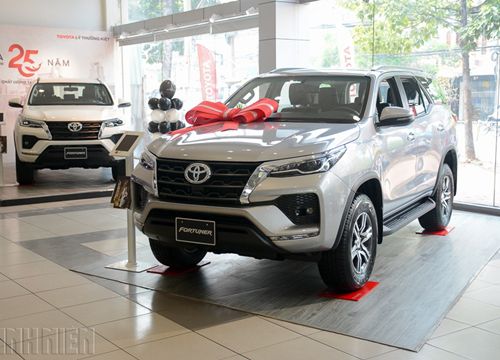 Toyota Fortuner giảm giá gần 60 triệu đồng, quyết đấu Ford Everest