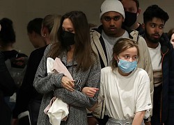 Angelina Jolie cùng con gái út chen chúc mua quần áo ở shop bình dân, chuyện gì đây?