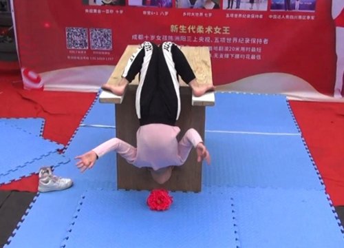 Bé gái Trung Quốc lập ba kỷ lục thế giới về võ nhu thuật trong một ngày