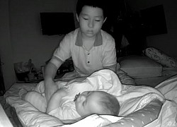 Bé trai giữa đêm dậy phụ mẹ trông em dù buồn ngủ díu mắt