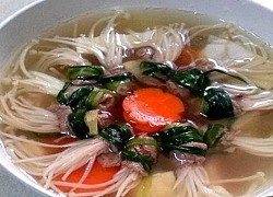Canh bò cuộn nấm kim châm độc đáo và hấp dẫn