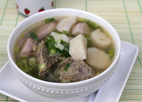 Canh khoai sọ nấu sườn non ngon đậm đà