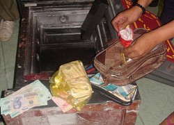 Chờ nhân tình đi vắng, người đàn ông lục tủ trộm vàng