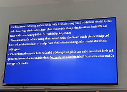 Cô giáo giảng bài bị lỗi font chữ, tưởng sẽ "quê", ai ngờ nhanh trí nói 1 câu làm tụi học trò không dám cãi