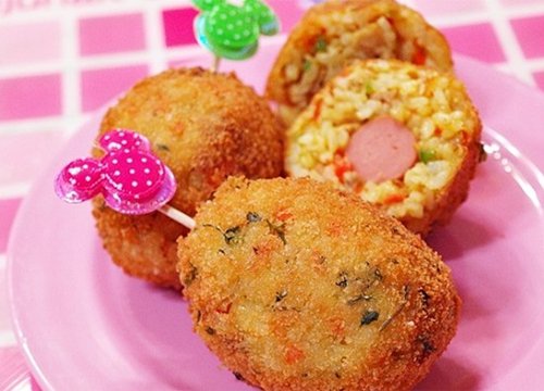 Cơm viên xúc xích chiên giòn nhìn thôi đã thấy thèm
