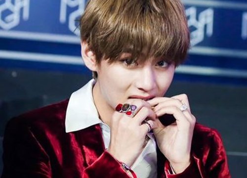 Đang dự lễ trao giải thì được nữ đồng nghiệp hỏi "ăn kẹo không?", V (BTS) lộ ngay tính cách thật