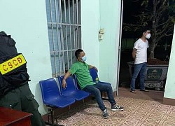 Kinh hoàng clip gã đàn ông dùng xẻng đập tới tấp khiến "tình địch" tử vong ngay tại công ty ở Đồng Nai