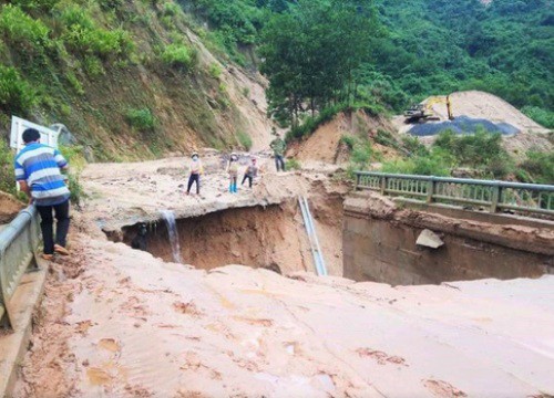 Miền Trung: Sau mưa lũ là sạt lở đất