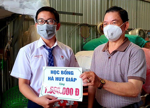 Nâng bước học sinh vượt khó đến trường