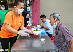 Ngày đầu TPHCM cho phục vụ khách tại chỗ, hàng quán nhộn nhịp từ sáng sớm