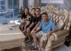 Ông bà nội bật khóc khi gặp lại cháu gái sau 8 tháng xa cách vì Covid-19