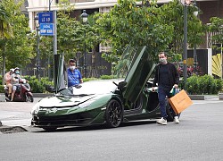 Ông trùm nhà thuốc Pharmacity cầm lái Lamborghini Aventador SVJ vừa mua lên phố sắm đồ