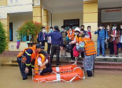 Quảng Trị: Cứu hộ hàng trăm học sinh bị mắc kẹt do trường bị ngập sâu