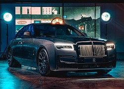 Rolls-Royce Ghost Black Badge 2022 được phủ 45 kg nước sơn màu đen