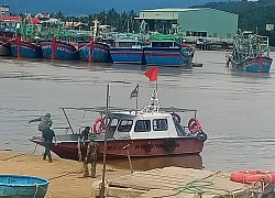 Tàu cá bị sóng đánh chìm, 2 người chết và mất tích