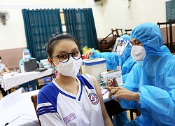 Tiêm vắc xin để an tâm đến trường