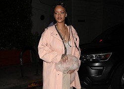 Tỷ phú Rihanna làm tóc cầu kỳ, đeo phụ kiện sang chảnh đi ăn tối