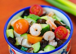 Món salad tôm sắc màu thanh đạm đẹp mắt