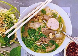 Quán bún bò mỡ nổi núp trong hẻm Sài Gòn