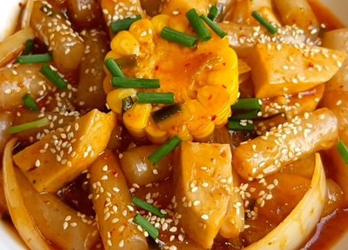 Cách làm bánh gạo cay - tokbokki chay từ bánh tráng thơm ngon đơn giản