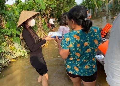 Chính quyền Nghệ An lên tiếng việc Thủy Tiên trao tiền cứu trợ: "Chúng tôi đang làm việc với cơ quan chức năng"