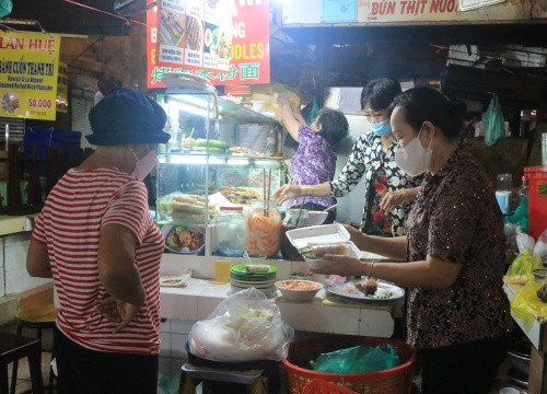 Chợ Bến Thành bán lại phong cách 5K: Chủ sạp hớn hở 'chưa đông khách nhưng vẫn mừng'