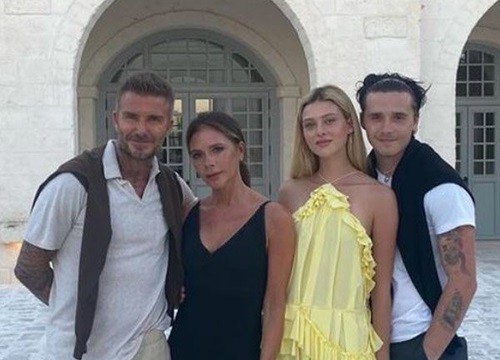 Con dâu nhà Beckham cột tóc bằng vải, thích diện đồ do mẹ chồng thiết kế