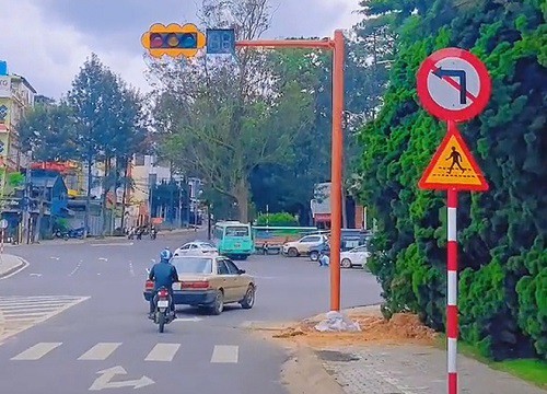 Cột đèn giao thông đầu tiên ở Đà Lạt: Điểm khác biệt hoàn toàn với những nơi khác khiến ai xem cũng tấm tắc