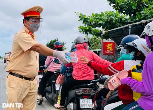 Đón dòng người về quê lớn nhất lịch sử, miền Tây lo bị "xóa sổ" vùng xanh