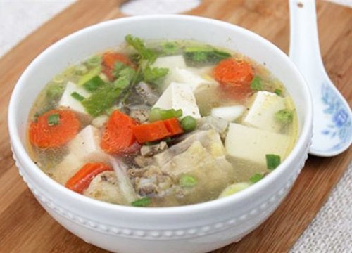 Món canh gà nấu đậu phụ và rau củ ngon tuyệt