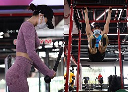 Người dân đeo khẩu trang chạy bộ, nâng tạ tại phòng gym