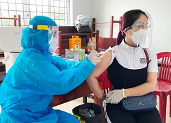 Nhân viên y tế làm xuyên đêm tiêm vaccine cho toàn cư dân Phú Quốc