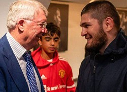 Sir Alex trách cứ Solskjaer vì để Ronaldo dự bị khi trò chuyện với võ sĩ UFC