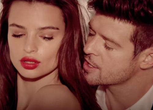 Soi hiện trường vụ "Cô đào siêu vòng 1" Emily Ratajkowski bị bóp ngực trần, "yêu râu xanh" Robin Thicke có biểu hiện lạ?