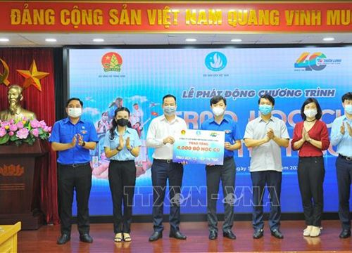 Trao hàng nghìn học cụ, học bổng tiếp bước học sinh, sinh viên đến trường