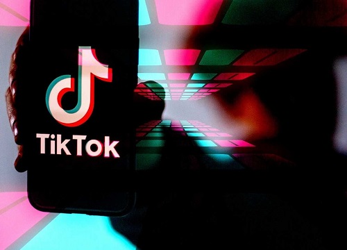 Trend Tiktok 'rủ nhau đánh giáo viên' gây loạn trường học Mỹ