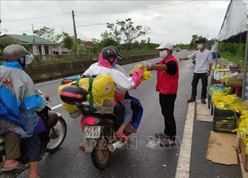 Ấm áp tình nghĩa với những người trở về từ 'tâm dịch' COVID-19