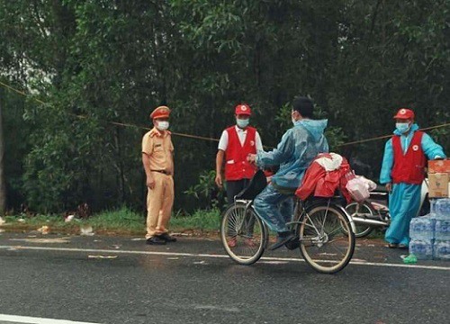 Ấm lòng chàng trai đi xe đạp về quê được tặng xe máy