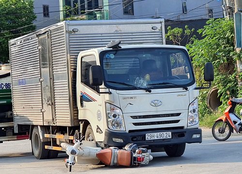 Đuôi xe máy "dính chặt" vào đầu xe tải, người cầm lái vẫn điềm nhiên không biết "hung thần" phía sau