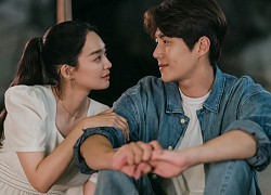 'Hometown ChaChaCha': Kim Seon Ho tập yoga như bị tra tấn, Shin Min Ah diễn thoại khiến đoàn phim 'cười ngất'