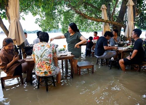 Thái Lan: Độc đáo nhà hàng phục vụ thực khách giữa dòng nước lũ