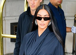 Kim Kardashian trang điểm màu nude sành điệu ra phố