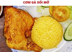 Món cơm gà xối mỡ ăn cùng cơm gấc chiên vàng